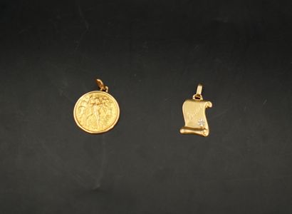 null Deux pendentifs en or 18K (750), l'un circulaire orné de Saint Christophe, l'autre...
