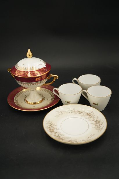 null LIMOGES, partie de service à thé et café en porcelaine blanche à décor polychrome...