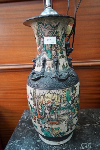 null Nankin. Vase en céramique émaillée polychrome à décor de scènes de guerriers...
