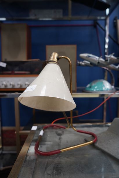 null Dans le gout de Jacques BINY (1913-1976), lampe de bureau en métal doré et laqué....