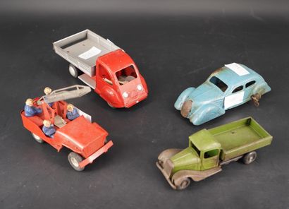 Réunion de 4 jouets automobiles en tôle peinte...