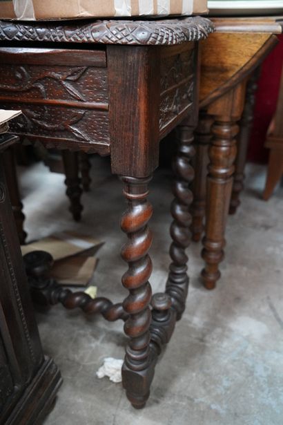 null Ensemble de mobilier rustique en bois mouluré et sculpté comprenant un coffre,...