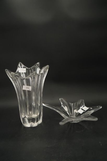 null Daum France. Vase en cristal H. 29 cm, une coupe en cristal Baccarat, un vase...