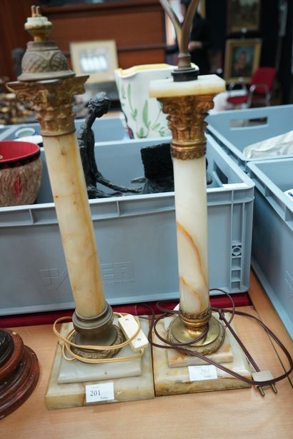 null Deux pieds de lampe en marbre et métal doré formés d'une colonne corinthienne,...