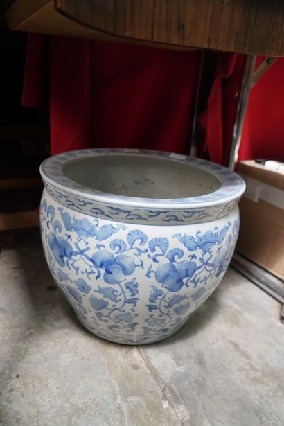 null Trois cache-pots en céramique à décor floral en camaïeu bleu. H. 33 D. 40.
