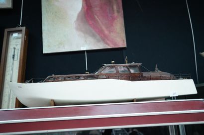 null Deux maquettes de bateau en bois peint.