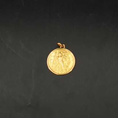 null Deux pendentifs en or 18K (750), l'un circulaire orné de Saint Christophe, l'autre...