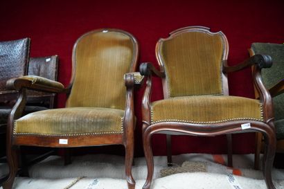 null Un fauteuil en bois mouluré de style Louis XV, on joint un fauteuil Voltaire...