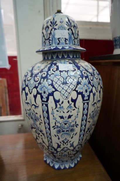 null Réunion de céramiques asiatiques, vases montés en lampes. On joint une potiche....
