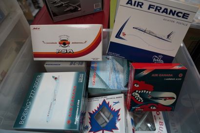null Important ensemble de miniatures aéronautiques, d'avions de compagnies aériennes...
