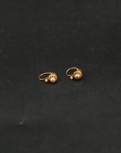 null Paire de boucles d'oreilles en or jaune 18K (750) ornées de perles de cultures....