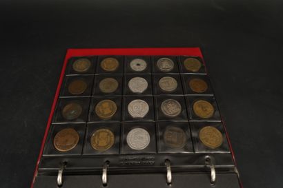 null Réunion de pièces de monnaies diverse dans un classeur.