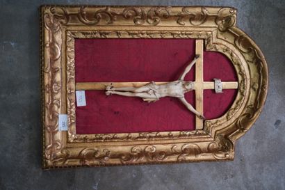 null Christ en ivoire, dans un cadre en bois et composition doré. XIXe siècle. Accidents,...
