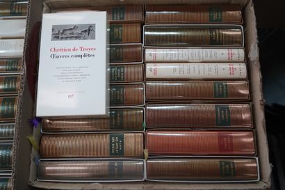 null LA PLEIADE, Réunion de environ 16 volumes, dont Eluard, Giono, Faulkner, Alain,...