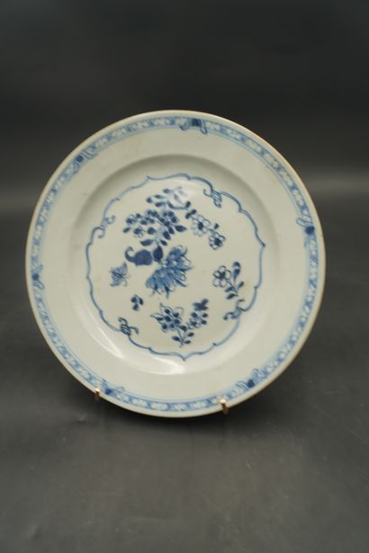 null Trois assiettes en porcelaine de Chine à décor floral camaïeu bleu. On joint...