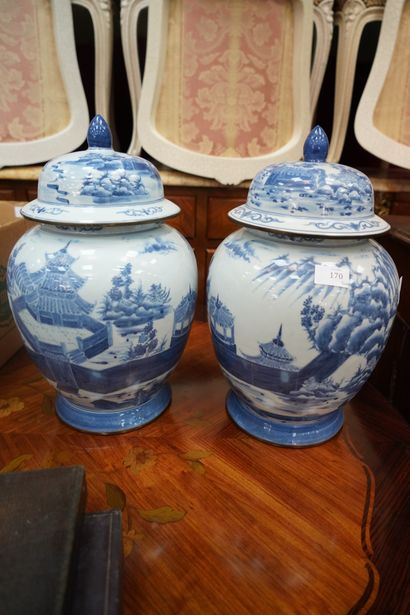 null Paire de potiches en porcelaine de Chine à décor en camaïeu bleu de paysages...