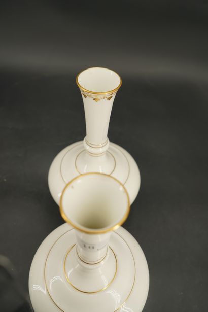 null SEVRES, Paire de vases sur piédouche en porcelaine émaillée blanc et doré, le...