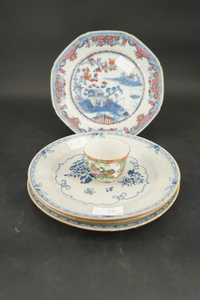 null Trois assiettes en porcelaine de Chine à décor floral camaïeu bleu. On joint...