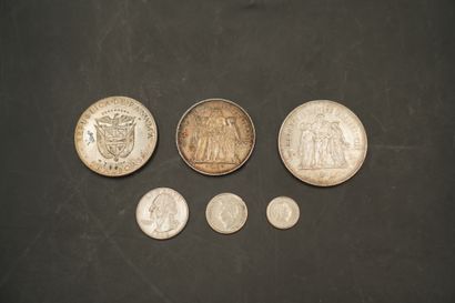 null Réunion de pièces en argent : 10 francs 1968 ; 50 francs 1977 ; 5 balboas 1970...