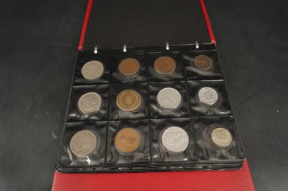 null Réunion de pièces de monnaies diverse dans un classeur.