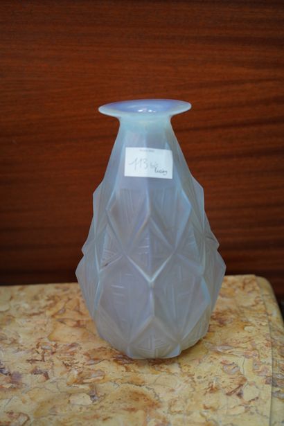 null SABINO PARIS, Vase en verre moulé pressé à décor géométrique dans le style Art...