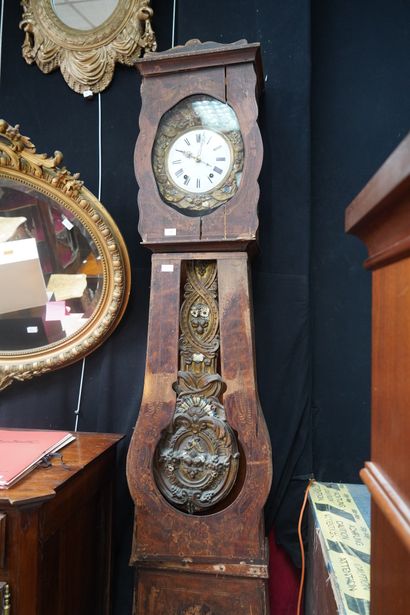null Horloge comtoise en bois peint, le cadran émaillé dans un entourage en cuivre...
