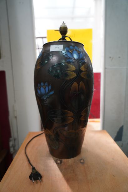 null Vase en céramique émaillée à décor de nénuphars.