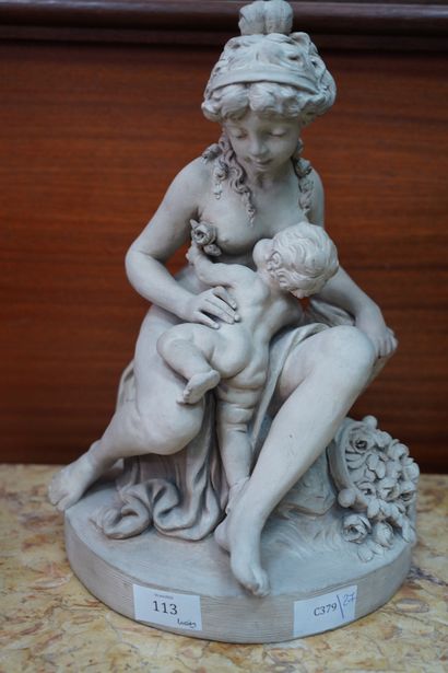 null Statuette en terre cuite, Femme et enfant, H. 33 cm.