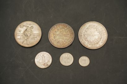 null Réunion de pièces en argent : 10 francs 1968 ; 50 francs 1977 ; 5 balboas 1970...