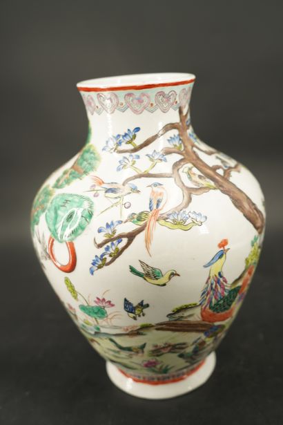 null Deux vases en porcelaine de Chine émaillée polychrome, l'un à décor de femmes...