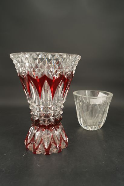 null BACCARAT, vase en cristal taillé (H. 14,5 cm). ST Louis, vase en cristal taillé...