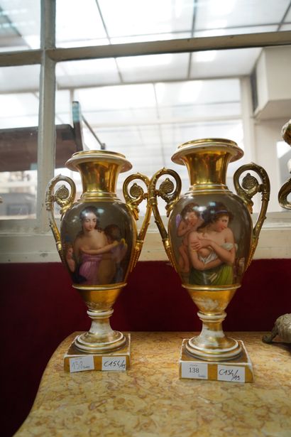 null PARIS, paire de vases de forme balustre en porcelaine émaillée et dorée à décor...