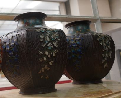 null Paire de vases de forme hexagonale en émaux cloisonnés et imitation de la vannerie,...