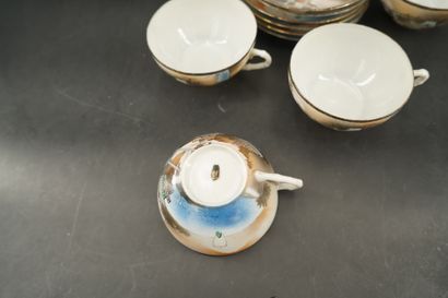 null Service à thé en porcelaine à décor de pagodes dans des paysages lacustres comprenant...