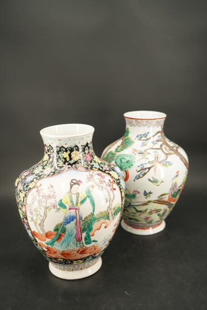 null Deux vases en porcelaine de Chine émaillée polychrome, l'un à décor de femmes...