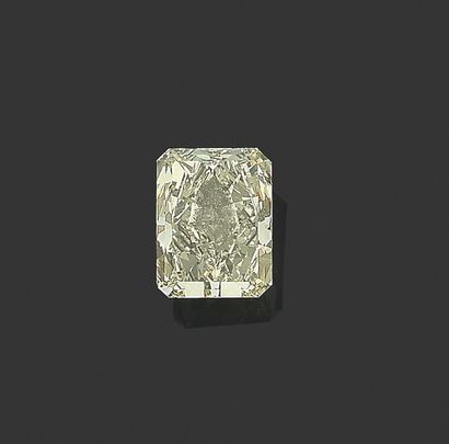 VAN CLEEF & ARPELS * 铂金850千分之一，黄金750千分之一，在两颗梯形钻石之间的长方形钻石的中心，有切割的彩色黄色幻想。 (镶嵌尺寸的标记，主钻石要拧紧)。...