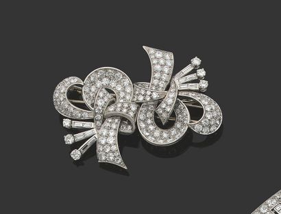 * 两个白金75千分之一和铂金85千分之一的领夹，装饰有完全镶嵌矩形和圆形明亮式钻石的丝带结。...