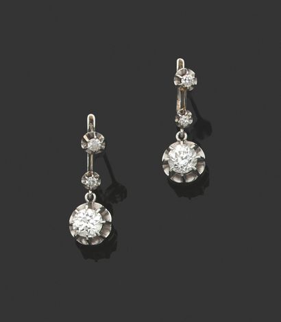 null 
* PAIRE DE BOUCLES D'OREILLES Or gris 750 millièmes et Platine 850 millièmes,...