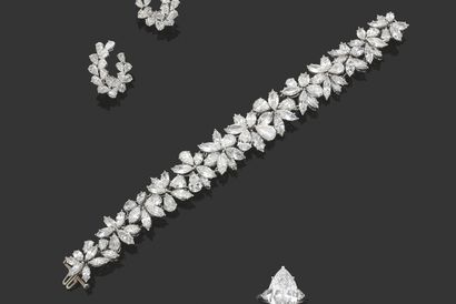  * ARTICULATED BRACELET 白金75千分之一和铂金85千分之一，链接出现的花朵略微下降，完全镶嵌了navette和pear形状的钻石。 长。18厘米。...