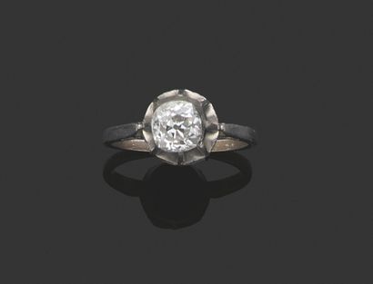 null * RING Platinum 850 thousandths decorated in the centre with an old cut cushion...