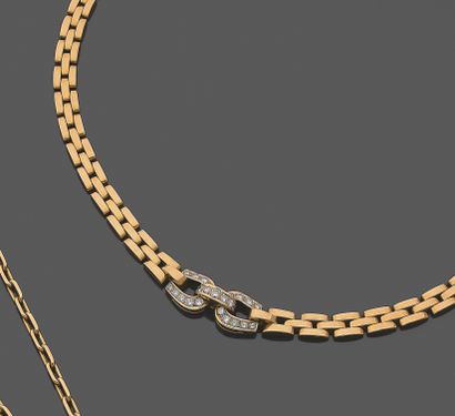 Cartier * ARTICULATED NECKLACE 75万分之一黄金，中心装饰有镂空图案，并饰有圆形明亮式切割钻石。
 （佩戴）。
有签名和编号。
长...