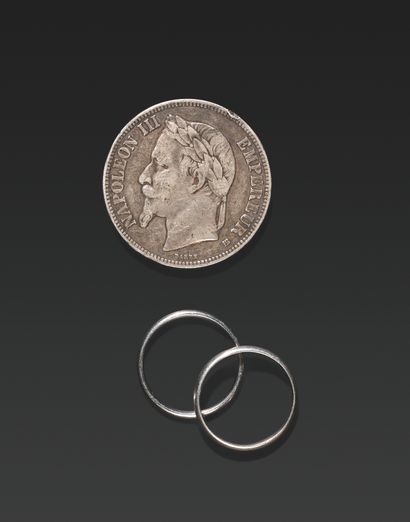 null 
一枚850千分之一的铂金结婚戒指（毛重：4.6克）和一枚银质结婚戒指和一枚5法国法郎的银币（损坏）。



毛重：26.04克



没有买方的费用...