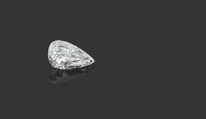 COLLIER ARTICULÉ Or gris 750 millièmes * ARTICULATED NECKLACE 750千分之一白金，全部镶有91颗圆形明亮式切割钻石，坠子上镶有一颗梨形钻石，上面有三颗同样是梨形的钻石和一颗圆形明亮式切割钻石。
，扣子上镶有一排五颗脐带钻石。
...