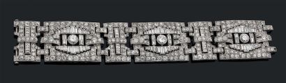 null ARTICULATED BRACELET 镂空铂金850千分之一，链节上装饰着几何图案，全部镶嵌着八分之一的长方形和圆形钻石，老式切割或明亮式切割，中间的三颗比较重要。
法国作品，约1930年。
...