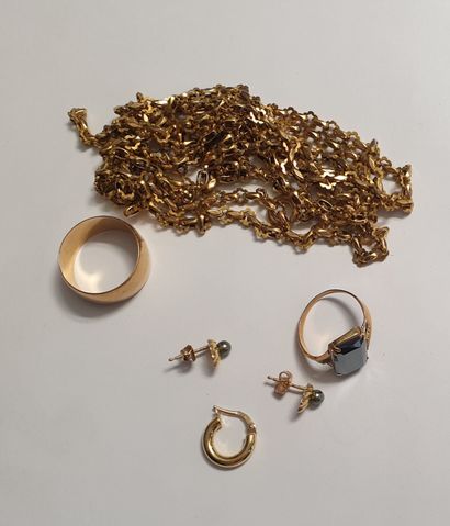 * 7.5亿黄金拍品 包括一条铰链式项链、一对耳环、一个扣子、三个戒指（其中一个镶有钻石）、一个手镯、一个镶有蓝宝石和钻石的扣子以及一条项链（损坏）。...