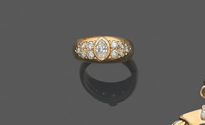 *千分之七十五的黄金戒指，中心装饰有一颗脐带钻石，镶嵌在两个圆形明亮式切割钻石的铺面之间。...