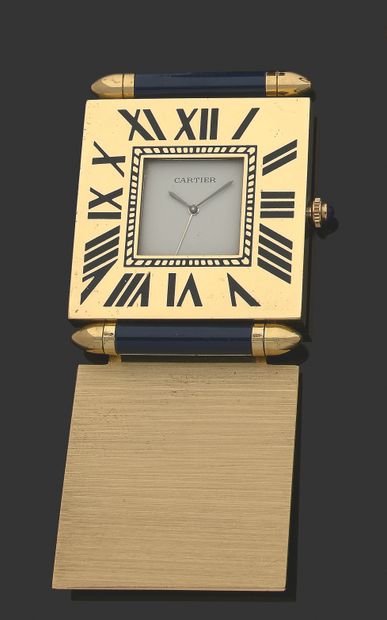 Cartier * 旅行钟 鎏金金属，盖子在贝壳形底座上形成一个架子，表圈上有罗马数字指示，铁路计时器，石英机芯。
卡地亚保修证书。
 （一个夹子损坏 - 不保证操作）。
尺寸。50...