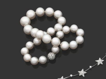 * (Misses to a diamond).项链由29颗养殖珍珠组成，铂金85万分之一的球扣完全铺满了明亮大小的圆钻。...