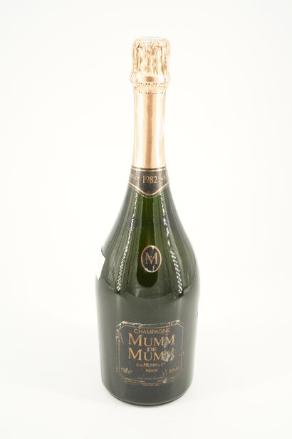null Une bouteille de Champagne MUMM de MUMM, 1982. ( étiquette déchirée)