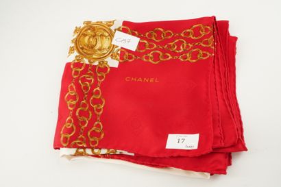null Foulard Chanel à décor de chaînes dorées sur fond rouge.